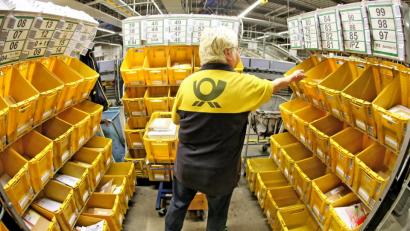 Trotz heftiger Kritik will die Post ihre umstrittene Praxis bei der Entfristung von Verträgen nicht ändern. 	Bild: Jan Woitas/dpa