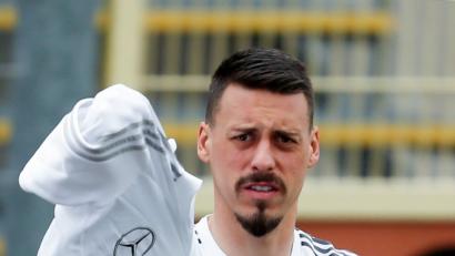Sandro Wagner zieht das DFB-Trikot aus - für immer. Der 30-Jährige erklärte verärgert seinen Rücktritt aus dem Nationalteam, weil er nicht mit zur WM in Russland fahren darf.  	Bild: Ina Fassbender/dpa