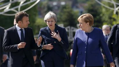 Der französische Präsident Emmanuel Macron (von links), die britische Premierministerin Theresa May und Bundeskanzlerin Angela Merkel (CDU) unterhalten sich beim EU-Treffen in Sofia.  	Bild: Darko Vojinovic/AP/dpa