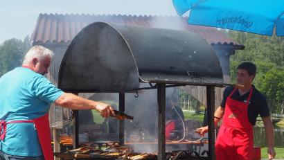 Bild: Ziegler, Karl
Mit dem heimischen Breierweizen geben die leidenschaftlichen Fischer Martin Forster und Florian Schottenhaml (v.l.) den gegrillten Fischen noch eine bestimmte Würze. Bild: gz