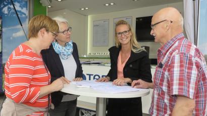 Bild: rhi
Die Referentinnen für Öffentlichkeitsarbeit und Bürgerbeteiligung, Ina-Isabelle Haffke (Zweite von rechts) und Katrin Redenz (Zweite von links) standen den Bürgern am Info-Stand Rede und Antwort. Bild: Hirsch