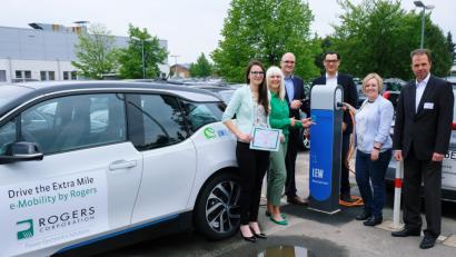 Bild: do
Die Firma Rogers ist in der Region Vorreiter für eine Strom-Tankstelle.  Auf dem Parkgelände der Firma direkt neben der Industriestraße am Stadtwald installiert, ist die Ladestation nicht nur für Betriebsangehörige, sondern für jedermann zugänglich. Betreiber der Anlage sind die   Augsburger Lechwerke. Unser Bild zeigt bei der Eröffnung der E-Station Anette Enders (Zweite von links),  Mitglied der Rogers-Geschäftsführung, mit Mitarbeitern des Unternehmens und  Claus Schmid (rechts) von den Lechwerken.    Bild: do