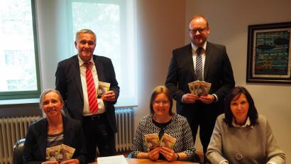 Bild: [SBÜ]
Viel Lob f&uuml;r den neuen Pflegeleitfaden gab es von Oberb&uuml;rgermeister Kurt Seggewi&szlig; und Landrat Andreas Meier (stehend von links). Erstellt haben die Schrift (sitzend von links) AOK-Pflegeberaterin Gerti Sp&auml;th und die Gleichstellungsbeauftragten von Landkreis und Stadt Brigitte Menzel und Monika Langner