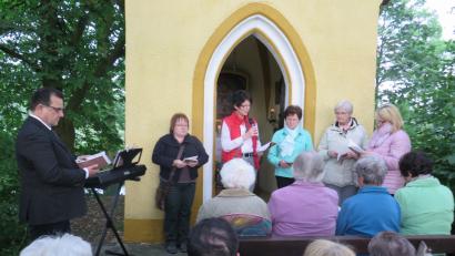 Bild: jzk
Vor der Kaibitzer Dorfkapelle feierten Stadtpfarrer Konrad Amschl und die Vorbeterinnen Hilde Wolf, Rita Busch, Agnes Emerig und Maria Drechsler (von links) mit zahlreichen Marienverehrern die Maiandacht.  Bild: jzk