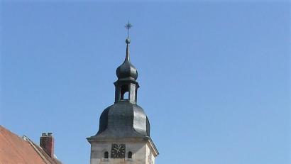 Bild: hl
Angef&uuml;hrt von den Ministranten und der Blaskapelle Waldeck ziehen die Vereine, Pfarrer Heribert Stretz mit der Monstranz und die G&auml;ubigen bei der Prozession durch den Oberen und Unteren Markt, um ihren Kirchenpatron zu ehren