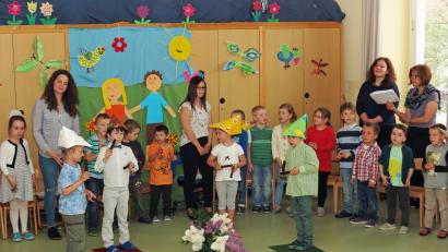 Bild: rdo
Gekonnt zeigten die Kinder der Schulvorbereitende Einrichtung bei ihrem Auftritt zum 25-j&auml;hrigen Bestehen im Lied der vier Jahreszeiten, wer jeweils entsprechend anklopft (von rechts), Fr&uuml;hling, Sommer, Herbst und Winter. Bild: Dobmeier