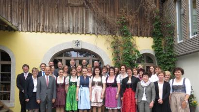 Mit großer Freude und im Beisein vieler Ehrengäste feiern die Absolventinnen gemeinsam mit Landwirtschaftsdirektor Wolfgang Wenisch (hinten rechts), stellvertretendem Landrat Alfred Scheidler (erste Reihe, Zweiter von links) und Hauswirtschaftsdirektorin Doris Eckl (erste Reihe, Zweite von rechts) ihre bestandene Abschlussprüfung.  	Bild: ubb