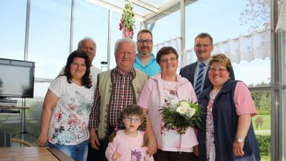 Natürlich gratulierte auch Enkelin Anna dem Jubelpaar, sowie auch die beiden Töchter, Schwiegersohn Michael und Dritter Bürgermeister Adolf Hammer (hinten rechts) und Gemeinderat Alfred Krone (links). 	Bild: frd