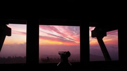 Wer vor Sonnenaufgang die 142 Treppen emporsteigt, kann das Morgenrot über die Weite des Böhmerwaldes genießen.  	Bild: mmj