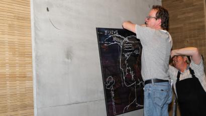 Fleißig damit beschäftigt, die neuen Kunstwerke ansprechend in Szene zu setzen, ist das Aufbauteam des Kunsthauses Waldsassen. Auch Vorsitzender und Skulpturenbauer Wolfgang Horn (links) sowie der Maler und Musiker Werner Müller legen gerne mit Hand an. 	Bild: ubb