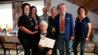 Vor wenigen Tagen feierte Hildegard Konz ihren 80. Geburtstag. Es gratulierten (von links) die Töchter Martina und Angelika, Sohn Hubert mit dessen Ehefrau Margit, Bürgermeister Toni Dutz und Tochter Renate.  	Bild: wro