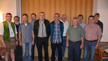 Bürgermeister Hermann Ach (links) wünscht dem neuen Vorstand der Oldtimerfreunde mit den Vorsitzenden Georg Seiler und Johann Scheuerer (Sechster und Siebter von rechts) erfolgreiche Arbeit.  	Bild: gi
