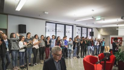 Michael Bertelshofer am E-Piano hat auch bekannte Chansons auf Lager. Souverän begleitet er den deutsch-französischen Schulchor, bei dem nicht nur die Töne, sondern auch das Zwischenmenschliche passt.  	Bilder: Meister (2)