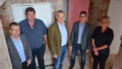 Kewog-Projektleiter Carsten Seebauer, Abbruchunternehmer Josef Hierold, Bürgermeister Roland Grillmeier, Thomas Grillmeier vom Stadtbauamt und Lia Biermeier (von links) informierten über den Abriss der Häuser.  	Bild: jr