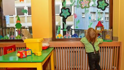 Der kleine Alexander beobachtet die Tauben, die draußen über die Vils fliegen. 	Bilder: Petra Hartl (3)