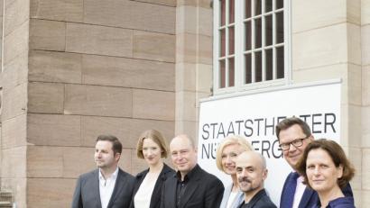 Bild: Staatstheater Nürnberg
Das neue Staatstheater-Team (von links): Jan Philipp Gloger, Joana Mallwitz, Jens-Daniel Herzog, Prof. Dr. Julia Lehner, Goyo Montero, Christian Ruppert und Anja Sparberg.
