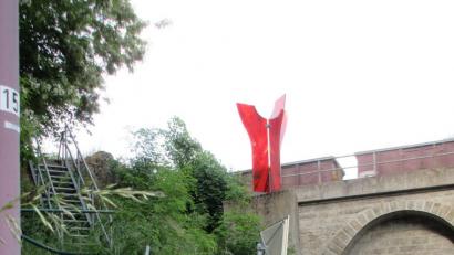 Die Bahn rattert hinter dem Friedensengel vorbei. Der Johhannissteig aber bleibt immer noch gesperrt.  	Bild: ui