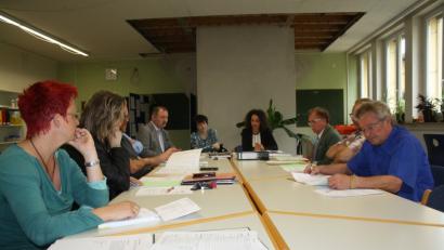 Gerade in einer Zeit (noch) rückläufiger Schülerzahlen müsse ein Schulstandort entschlossen modernisiert werden, betont Schulverbandsvorsitzender Werner Walberer (Dritter von rechts). 	Bild: bjp