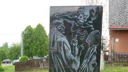 Die Diskussion zwischen "Ackermann" und "Tod" ist dargestellt auf dem von Jaroslav Sintelár gestalteten Gedenkstein für Johannes von Schüttwa. 	Bilder: Bernhard Setzwein