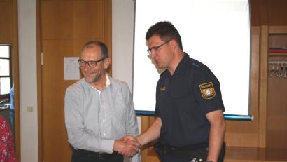 Humorvoll und anschaulich spricht Polizeihauptmeister Matthias Bräutigam beim Mitgliedertreffen der Seniorengemeinschaft GeHiH über "Sicherheit für Senioren". Dafür dankt ihm Vorsitzender Karl Lorenz.  	Bild: bjp