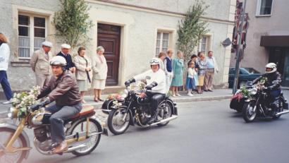 Nach ihrer Vereinsgründung gehörten die Linder Freunde der Motorrad-Veteranen zum Bild vieler Oberviechtacher Festzüge wie im Jahr 1985 beim Gründungsjubiläum der Soldaten- und Kriegerkameradschaft.