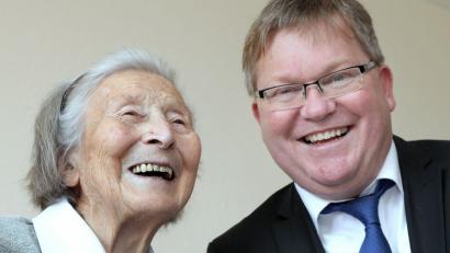 Elisabeth Strobl ist geistig komplett fit. An ihrem 100. Geburtstag verrät sie OB Michael Cerny das Geheimnis ihres hohen Alters und dass sie als Kind eine später berühmt gewordene Klassenkameradin hatte.  	Bild: pwpt