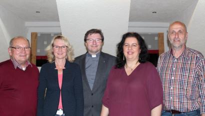 Zu seiner neuen Vorsitzenden wählt der Dekanatsrat Auerbach bei der konstituierenden Sitzung Sonja Schwemmer (Zweite von rechts). Mit im Bild ihr Vorgänger Herbert Appl (rechts), Dekan Markus Flasinski, die Schriftführerin Regina Schrembs und 2. Vorsitzender Franz Eller.	Bild: cs