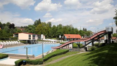 In der Hoffnung auf einen heißen Sommer öffnet die Stadt Erbendorf am heutigen Samstag das Freibad.  	Bild: njn