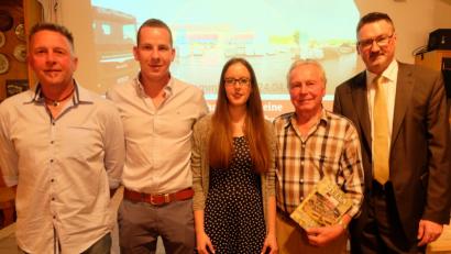 In der Bürgerversammlung stellten Günther Scharf, Tobias Klebl, Laura Scharf und Seniorchef Josef Scharf (von links) ihr Familienunternehmen "Scharf Natursteine/NS" vor. Bürgermeister Hans Prechtl (rechts) überreichte zur Erinnerung die Gemeindechronik.	Bild: ohr