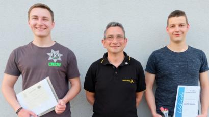 Spartenleiter Erich Kneißl (Mitte) gratulierte Alexander Prechtl (rechts) für 250 absolvierte Spiele mit einer Urkunde und einem kleinen Pokal. Die Teilnehmer der Jahreshauptversammlung bestimmten in einer Nachwahl Michael Beer (links) zum neuen Kassier..	Bild: ohr