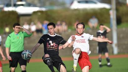 Die SpVgg Vohenstrauß (rechts Sebastian Striegl) muss am letzten Spieltag nochmals alles in die Waagschale werfen. Mit einem Sieg beim Schlusslicht würden die Rot-Weißen auf jeden Fall die Relegation sicher haben.  	Bild: af