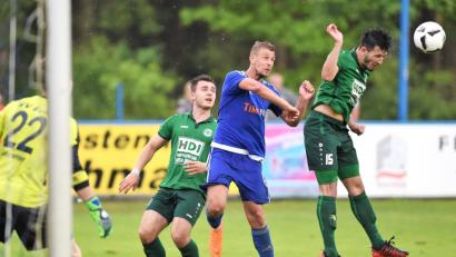 Gegen den SV Fortuna Regensburg musste der SV Etzenricht (in der Mitte Timo Nürnberger) Schwerstarbeit verrichten, ehe der 2:2-Ausgleich doch noch in der Nachspielzeit fiel. Ein Unentschieden könnte im Saisonfinale beim Tabellenzweiten TSV Waldkirchen nicht reichen. Nur bei einem Sieg hat der SVE das Landesligaticket auf jeden Fall in der Tasche.  	Bild: G. Büttner.
