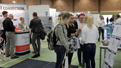 Am Career Day der Hochschule ist traditionell viel los - dieses Jahr stellt keine Ausnahme dar.  	Bild: Steinbacher