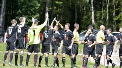 "Auf geht's Jungs!" Die Spieler des TuS/WE Hirschau wollen in der Partie gegen den SV Kulmain noch einmal 90 Minuten Vollgas geben, um mit einem Sieg zumindest die Relegation zu erreichen. Eine Niederlage würde  den direkten Abstieg bedeuten.  	Bild: Ziegler
