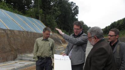 Bürgermeister Armin Schärtl (Zweiter von rechts) ließ sich auf der Baustelle von Bauleiter Tobias Baumer (links) und den Vertretern der beteiligten Ingenieur-Büros über den aktuellen Stand unterrichten.