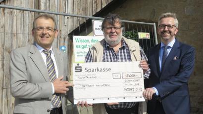 Rotary-Präsident Michael Winter (links) und sein Nachfolger Dr. Rüdiger Merkle (rechts) überreichten dem OWV-Vorsitzenden Erwin Mayer (Mitte) eine Spende von 5000 Euro, zweckgebunden für das neue Mobiliar im sanierten Türmerhaus.  	Bild: Hirsch