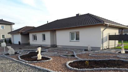 Eines der Bilder, die auf der Facebook-Seite "Gärten des Grauens" für Furore sorgen: Ein Schottergarten in Sachsen-Anhalt.  	Bild: Schneider/Facebook