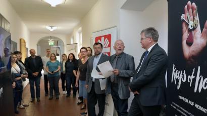Die Ausstellung "Keys of Hope" will auf das Schicksal von 65 Millionen Flüchtlingen weltweit aufmerksam machen. Zur Eröffnung kommen (von rechts) OB Michael Cerny sowie vom Caritas-Verband Wolfgang Schmalzbauer (Vorsitzender), Günter Koller (Geschäftsführer) und die für Asyl-Sozialarbeit zuständige Irina Huber.	Bild: Steinbacher