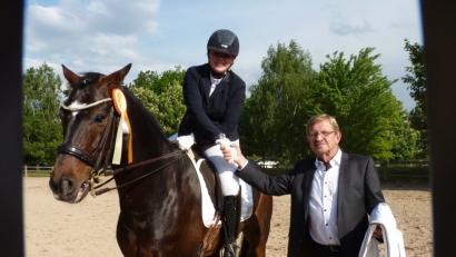 Die Siegerin der Prüfung der Klasse S*, Nina Richter vom RC Schloß Wernstein auf Don Etoile, freut sich über den Geldpreis der Stadt Tirschenreuth, den dritter Bürgermeister Norbert Schuller überreicht.	Bild: exb
