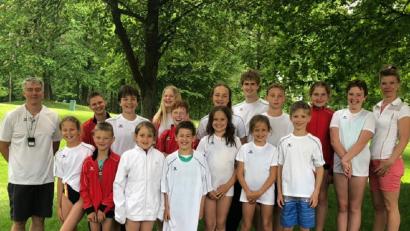 Nach nur wenigen Trainingstagen auf der 50-Meter-Bahn wagen sich diese Schwimmer des TV Sulzbach-Rosenberg in Schwandorf in den ersten Wettkampf und machen dabei eine gute Figur.  	Bild: exb