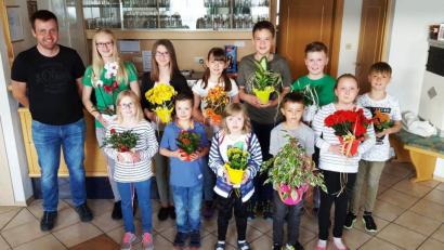 Die jungen, aber umso stolzeren Teilnehmer aus den Schülermannschaften (vorne, von links): Nele Heinrich, Jakob Rumpler, Marie Schneider, Kevin Swiderski und Polina Ullmann (hinten, von links) Schießleiter Stefan Schadl, Simone Heldmann, Johanna Fruth, Carina Fischer, Martin Fischer, Andreas Heldmann und Felix Heinrich.  	Bild: exb