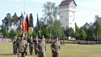 Mit großen Schritten auf zu neuen Wegen: Brigadegeneral Christopher C. LaNeve (rechts) ist der neue kommandierende General des 7. US-Armee Ausbildungskommandos (7th ATC) in Grafenwöhr. Brigadegeneral Antonio A. Aguto Jr. (links) nimmt ein Kommando in Fort Bragg in North Carolina wahr. Der Oberkommandierende des US-Heeres in Europa, Generalleutnant Christopher G. Cavoli (Mitte), übernahm die Kommandoübergabe.  	Bild: mor