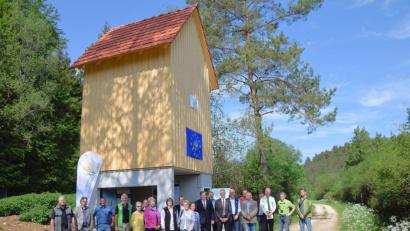 Der Fledermausturm gleich unterhalb von Kastl ist bei einer offiziellen Einweihung seiner Bestimmung übergeben worden.  	Bild: bö