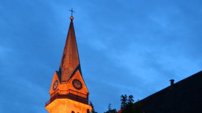 Die Erbendorfer Pfarrkirche Mariä Himmelfahrt ist Schauplatz einer ungewöhnlichen Veranstaltung zu einer ungewohnten Zeit. 	Bild: njn