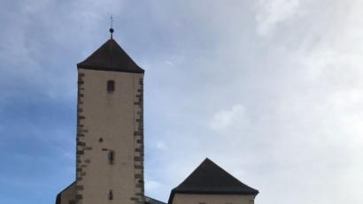 Die Feuerwehr freut sich über den neuen Mannschaftstransportwagen. Zur Segnung steigt ein Fest. 	Bild: tsa