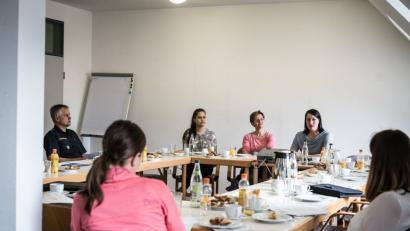 Sehr zufrieden mit den Kontakten im Jahr 2017 zeigte sich Sozialpädagogin Martina Pain-Liebl (hinten, rechts) beim Jahrestreffen mit den Vertreterinnen des Frauenhauses und den zuständigen Schwerpunktsachbearbeitern der Polizei.  	Bild: Meister