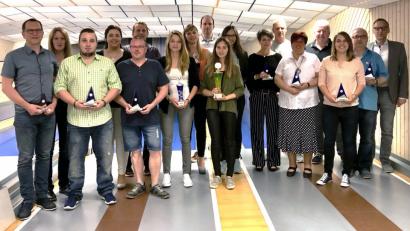 Auch die Hobbykegler legten sich mächtig ins Zeug bei den Stadtmeisterschaften. Bürgermeister Bernd Sommer (rechts) gratulierte den Siegern.  	Bild: mhk