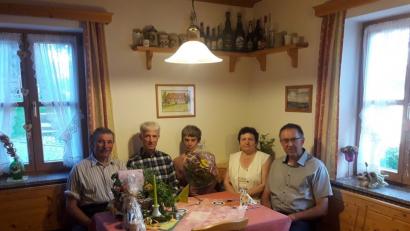 Das Bild zeigt von links Gastgeber Ferdinand Köstler, Ulrich Schlote, Dorothee Niedtfeld, Gastgeberin Helga Köstler und Alfons Schnurrer.  	Bild: exb