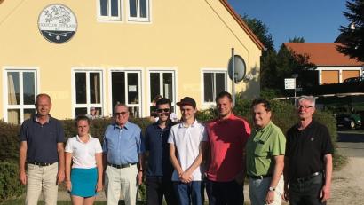 Clubmanager Richard Eisendraut (links) und Sibyllenbad-Chef Gerhard Geiger (rechts) gratulierten (von links) Andrea Kudlickova, Albert Saller, Johannes Koch, Pascal Schwirtz, Peter Reisnecker und Peter Ackermann. 	Bild: exb