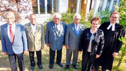 Pfarrer Micha Boerschmann (rechts) gratulierte Georg Herath (Mitte) zur eichernen sowie (von rechts) Irene Porsch, Werner Kurzak, Erhard Preissinger und Norbert Wahler zur diamantenen Konfirmation.